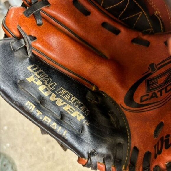 Wilson EZ Catch T-Ball RHT Baseball Glove - Picture 2 of 7